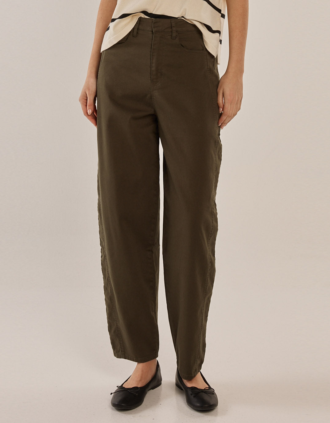 betty-basics-barrel-leg-chino-khaki-green-womens-clothing