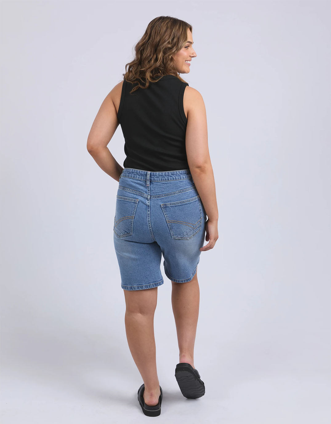 elm-macie-denim-shorts-mid-blue-wash-womens-clothing