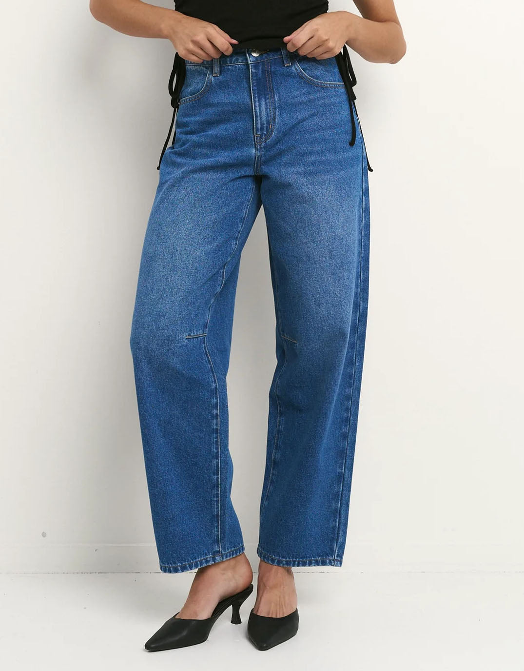 reunion-the-label-berlin-barrel-leg-jean-mid-blue-womens-clothing