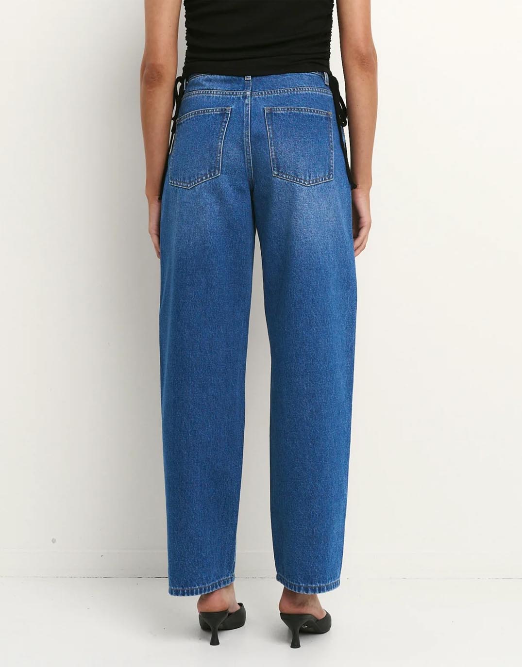 reunion-the-label-berlin-barrel-leg-jean-mid-blue-womens-clothing