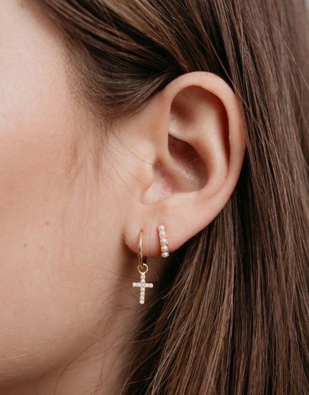 sophie-mini-pearl-huggie-gold-earrings