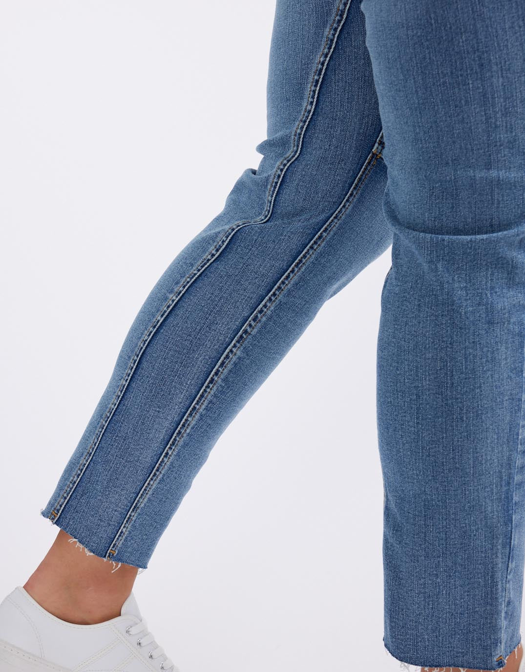 white-co-cara-raw-hem-denim-jogger-mid-wash-womens-clothing