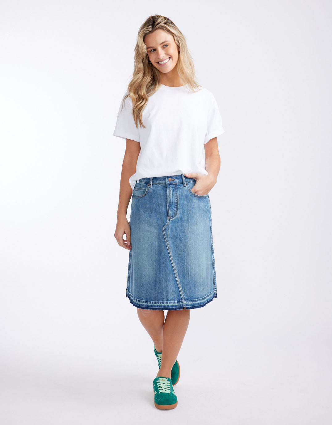 white-co-holly-denim-skirt-mid-wash-womens-clothing