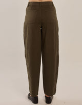 betty-basics-barrel-leg-chino-khaki-green-womens-clothing