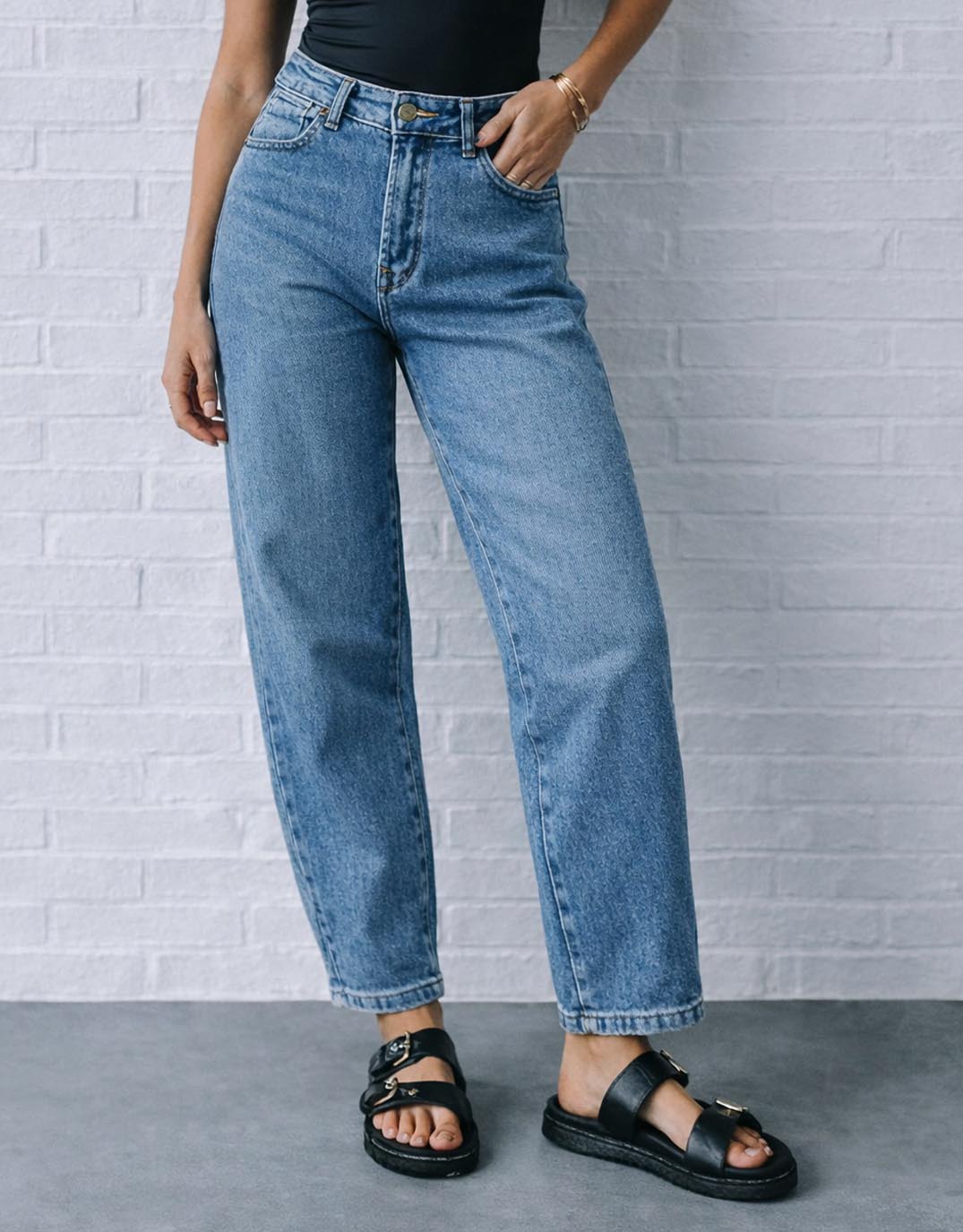 Harper Stretch Mum Barrel Jean - Mid Wash