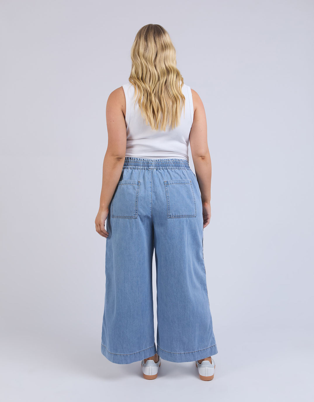 elm-greta-wide-leg-pant-with-side-tape-light-blue-wash-womens-clothing